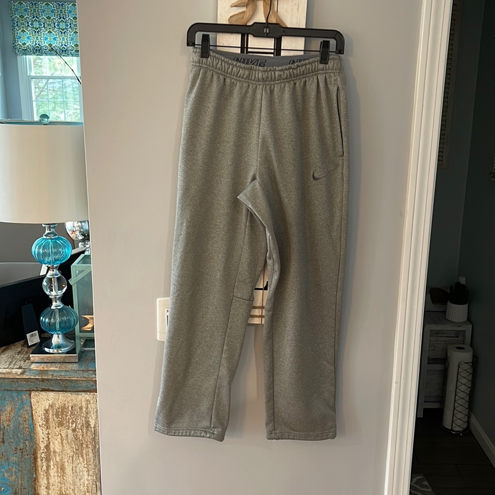 Nike Mens Therma fit sweatpants.